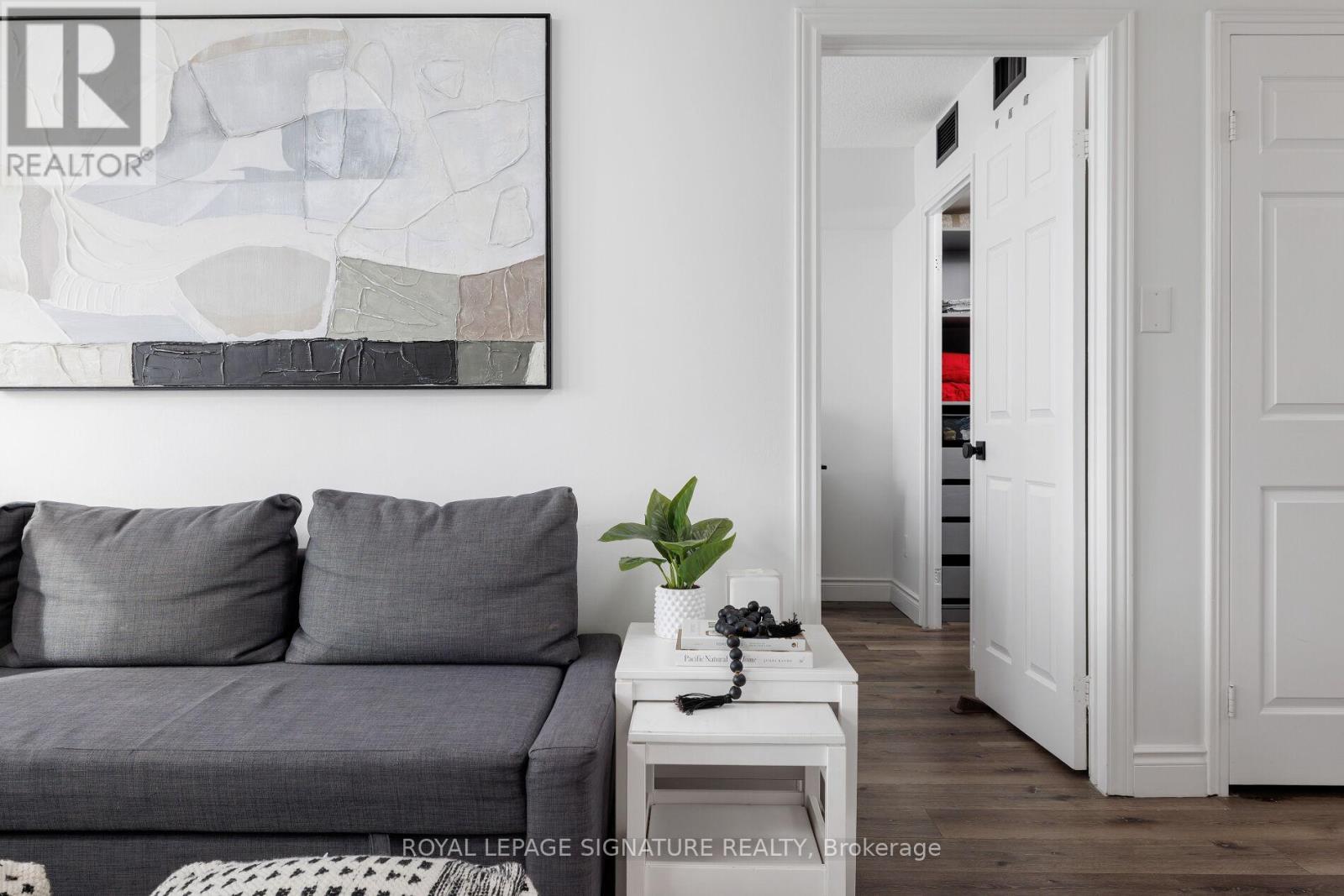 909 - 880 Dundas Street W, Mississauga, Ontario  L5C 4H3 - Photo 4 - W12931728