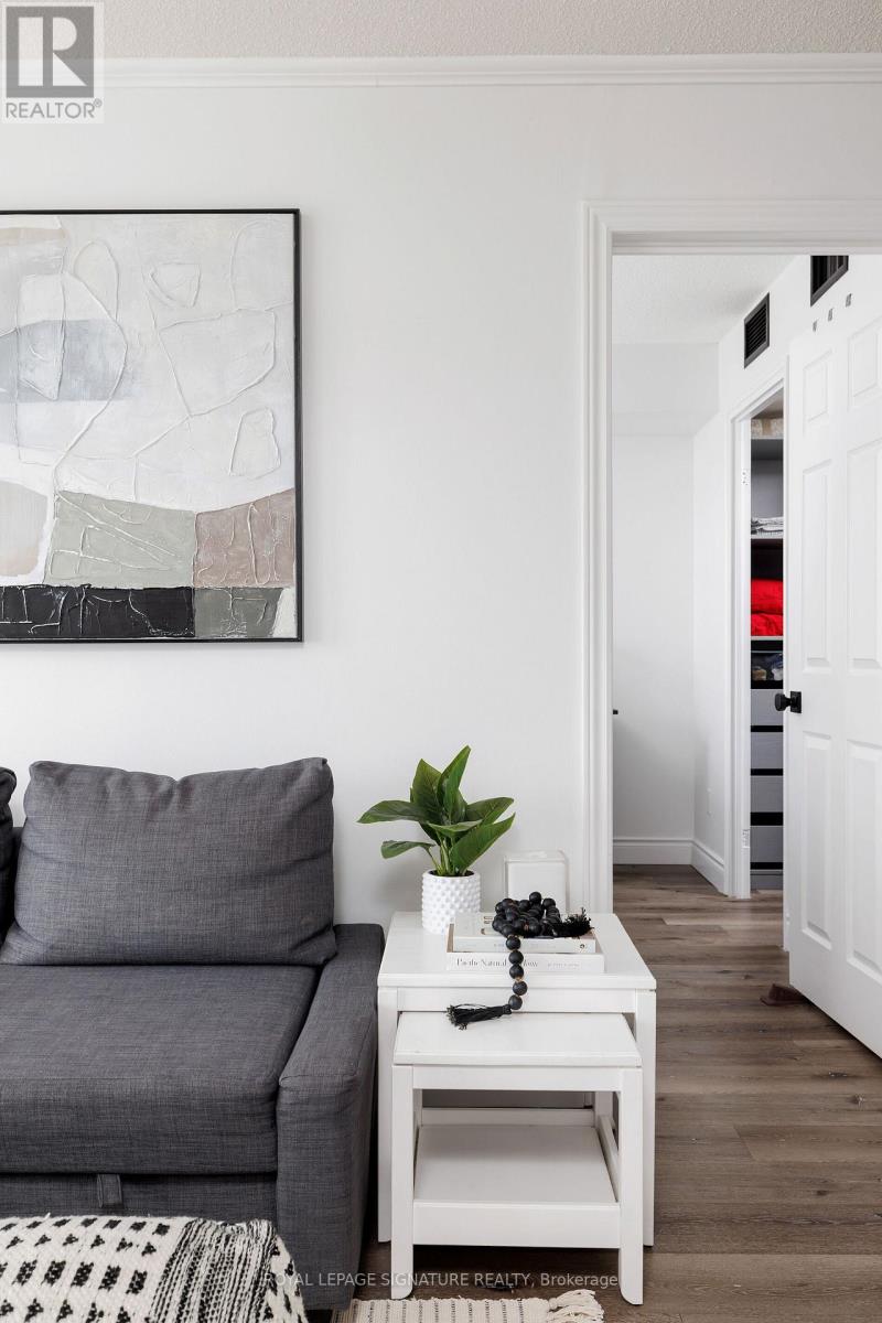 909 - 880 Dundas Street W, Mississauga, Ontario  L5C 4H3 - Photo 5 - W12931728