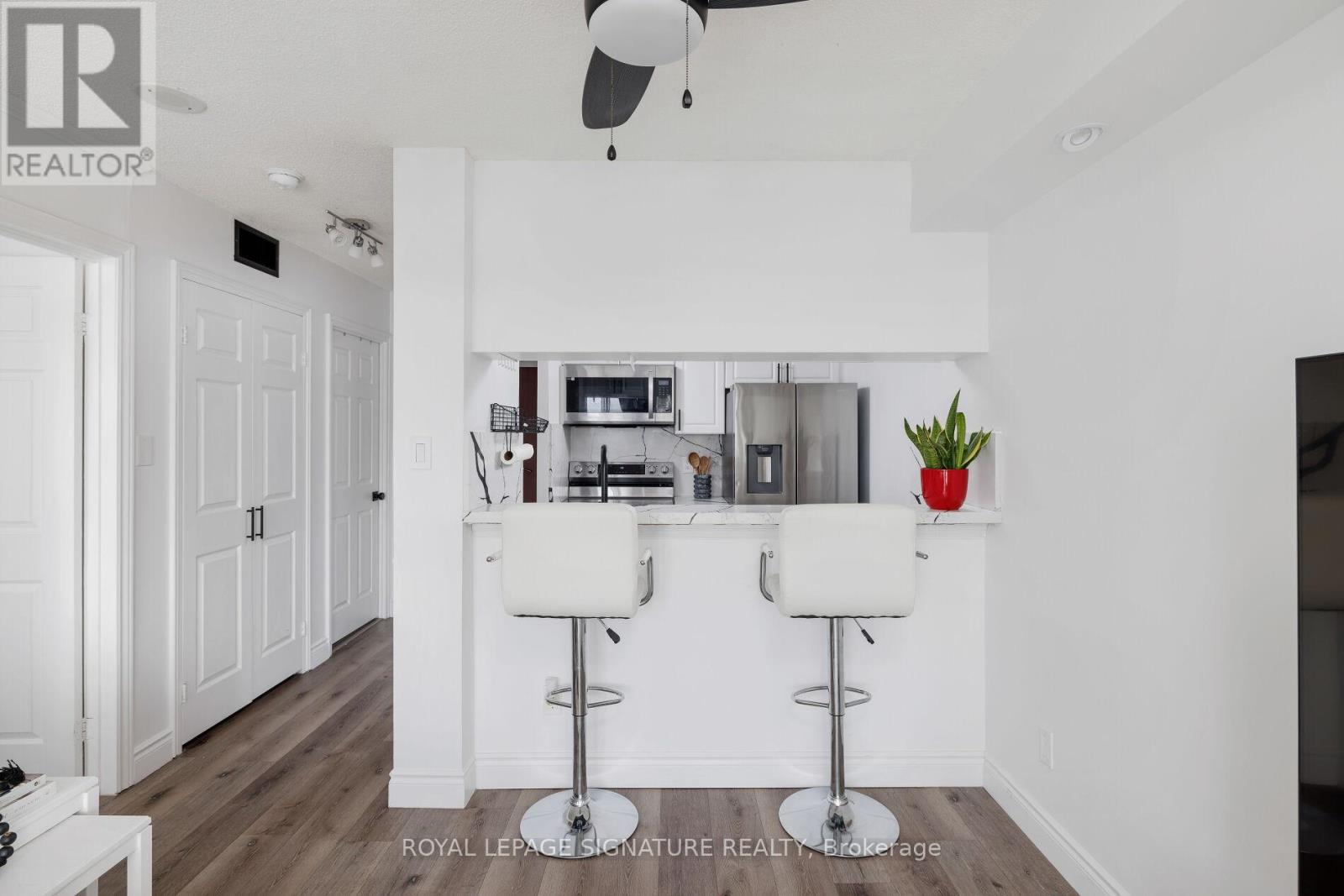 909 - 880 Dundas Street W, Mississauga, Ontario  L5C 4H3 - Photo 8 - W12931728