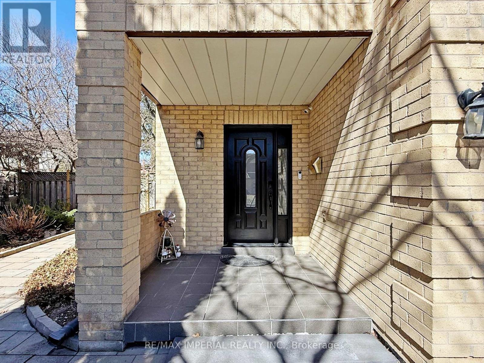 140 Romain Crescent, Oakville, Ontario  L6H 5A6 - Photo 2 - W12931746