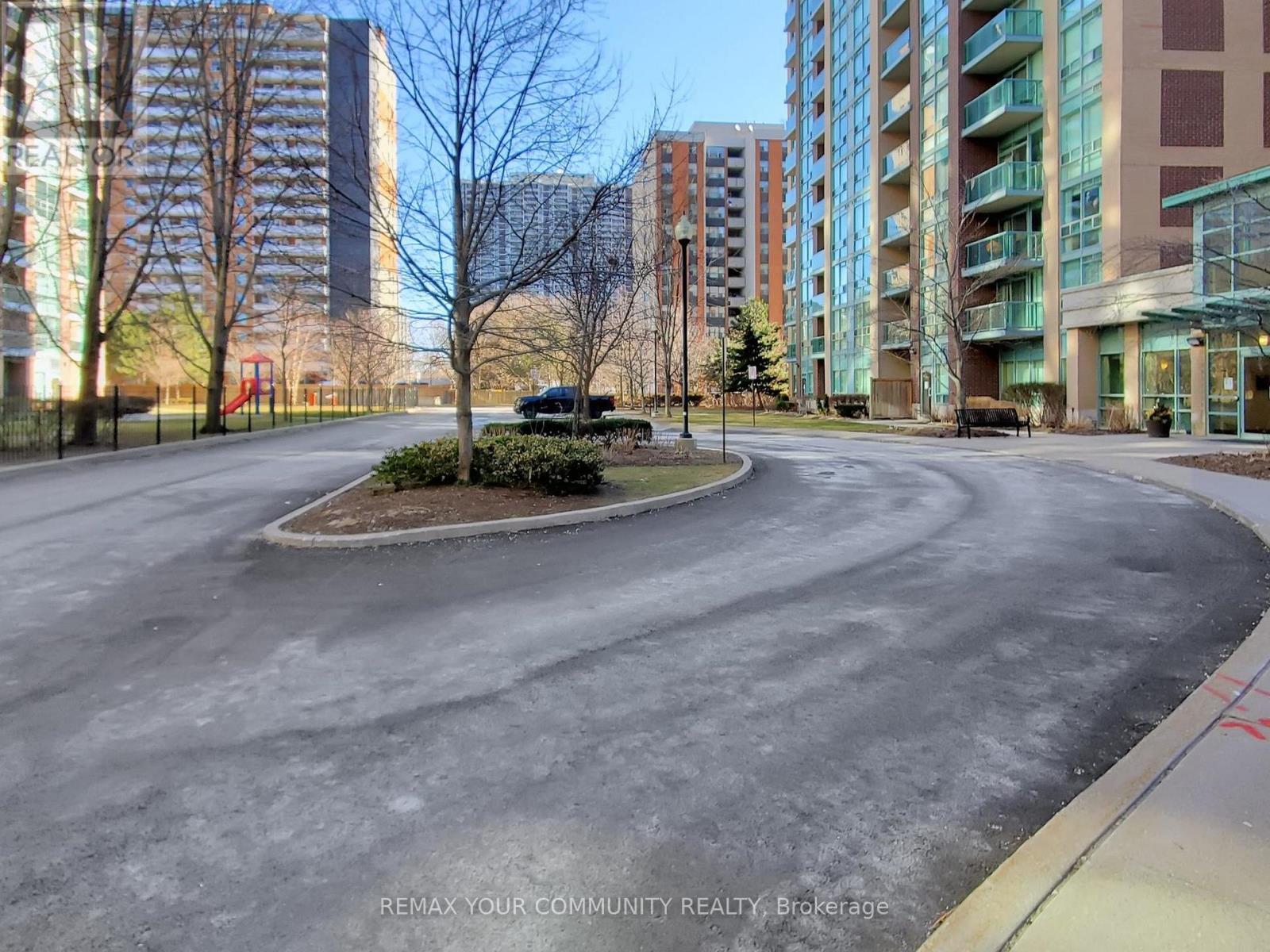 1002 - 7 Michael Power Place, Toronto, Ontario  M9A 0A4 - Photo 2 - W12925756