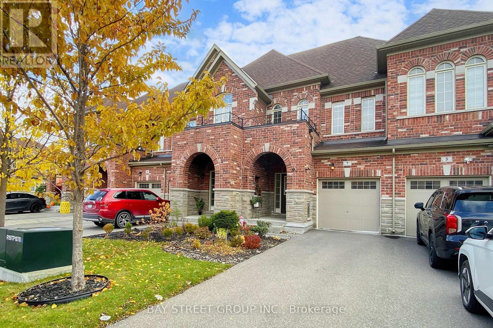 7 Paper Mills Crescent, Richmond Hill, Ontario  L4E 0V5 - Photo 2 - N12839194