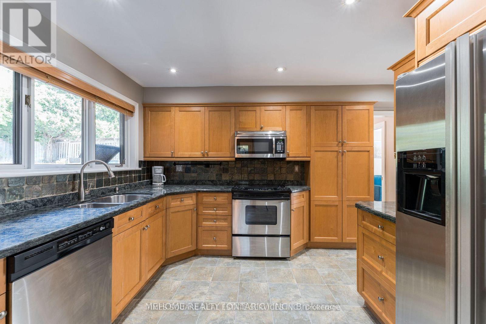 16 Abbottswood Road, Toronto, Ontario  M1P 3P1 - Photo 5 - E12931856