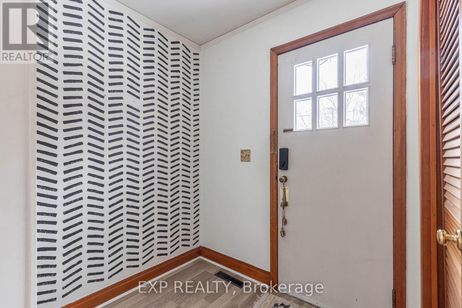 412 South Pelham Road, Welland, Ontario  L3C 3C6 - Photo 3 - X12931818