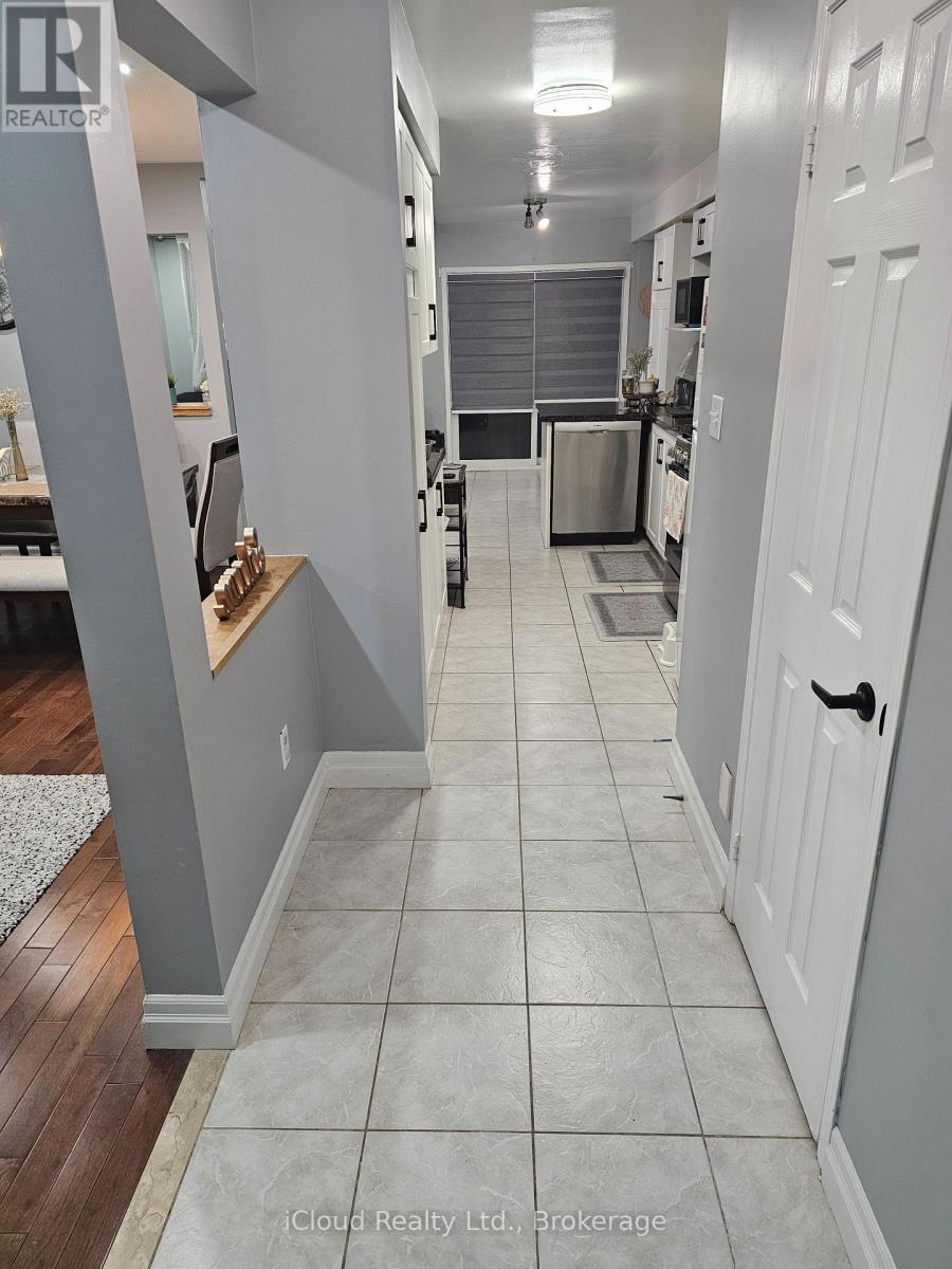 Main/2nd Flr - 5944 Ridgecrest Trail, Mississauga, Ontario  L5V 2T4 - Photo 4 - W12931782