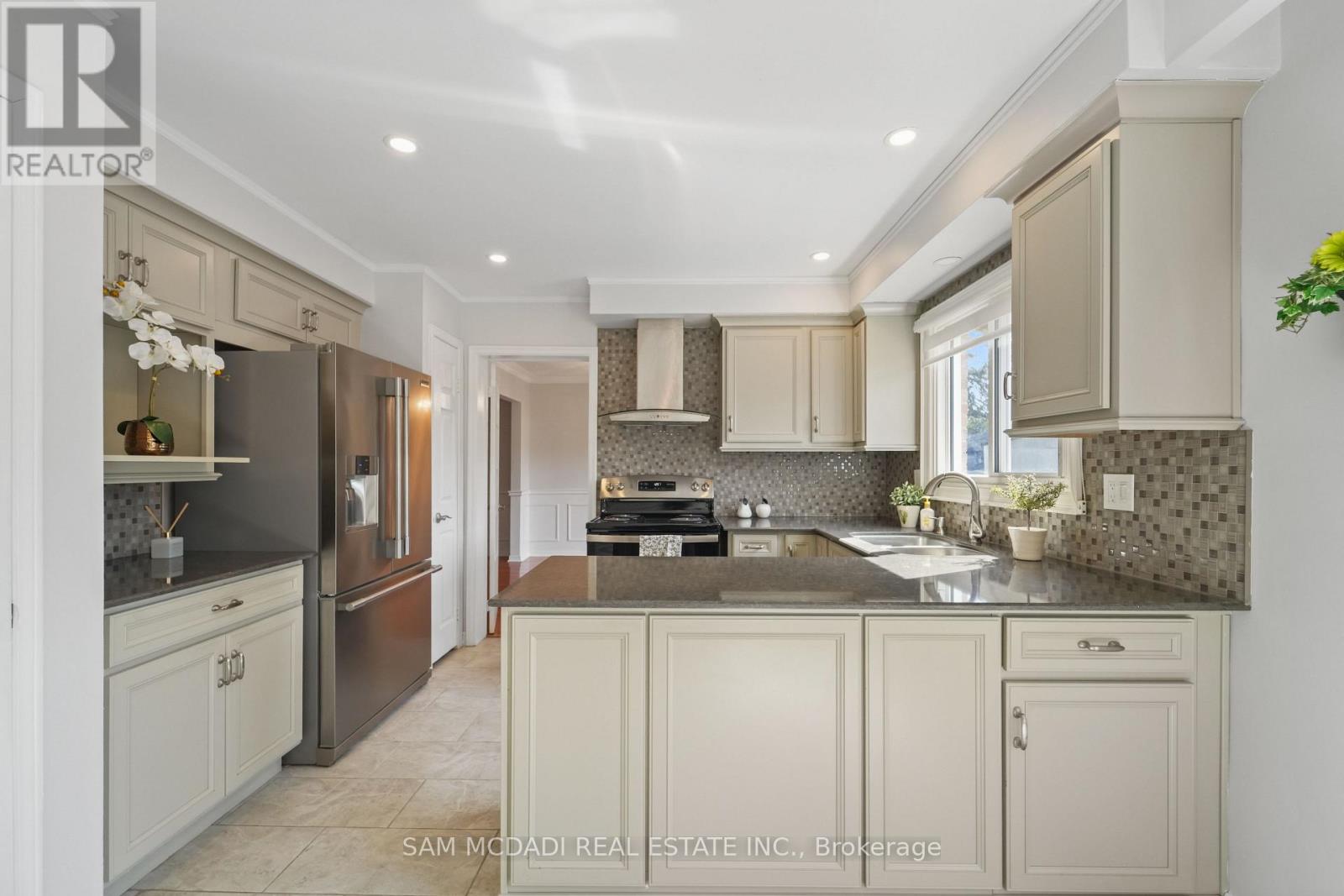 2032 Shannon Drive, Mississauga (Sheridan), Ontario  L5H 3W3 - Photo 13 - W12931838