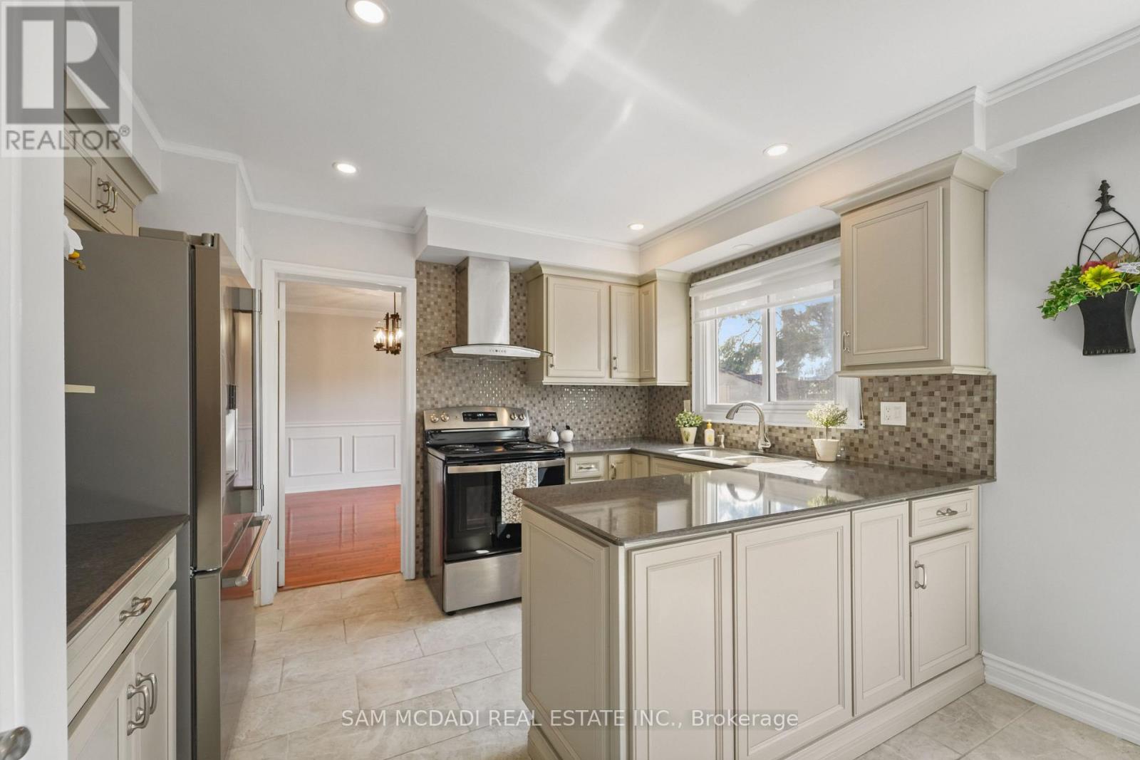 2032 Shannon Drive, Mississauga (Sheridan), Ontario  L5H 3W3 - Photo 14 - W12931838