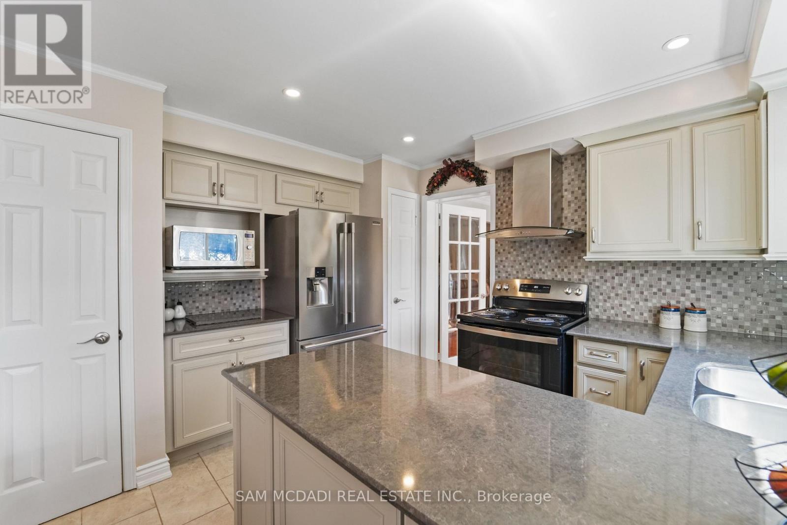 2032 Shannon Drive, Mississauga (Sheridan), Ontario  L5H 3W3 - Photo 15 - W12931838