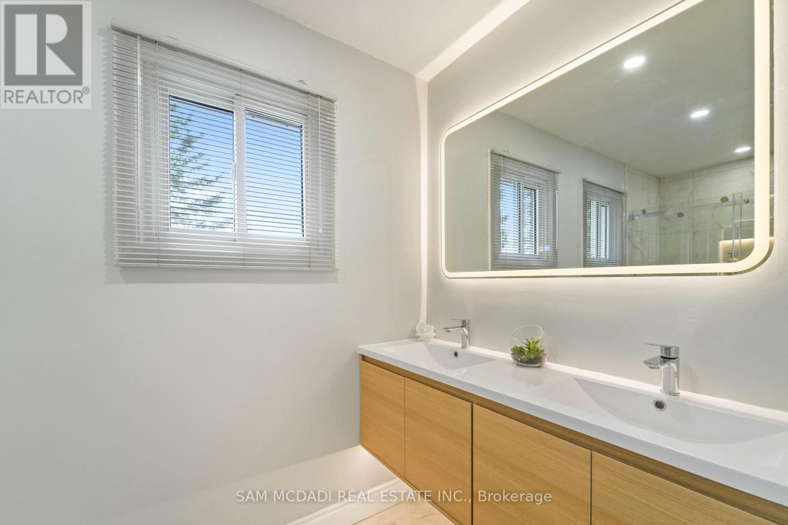 2032 Shannon Drive, Mississauga (Sheridan), Ontario  L5H 3W3 - Photo 27 - W12931838