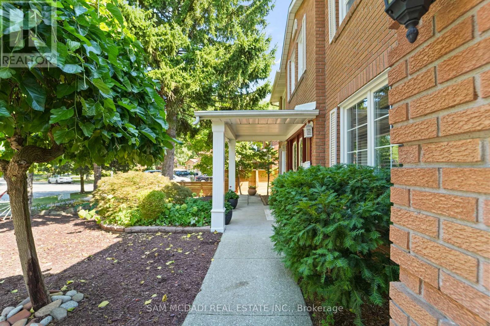 2032 Shannon Drive, Mississauga (Sheridan), Ontario  L5H 3W3 - Photo 3 - W12931838