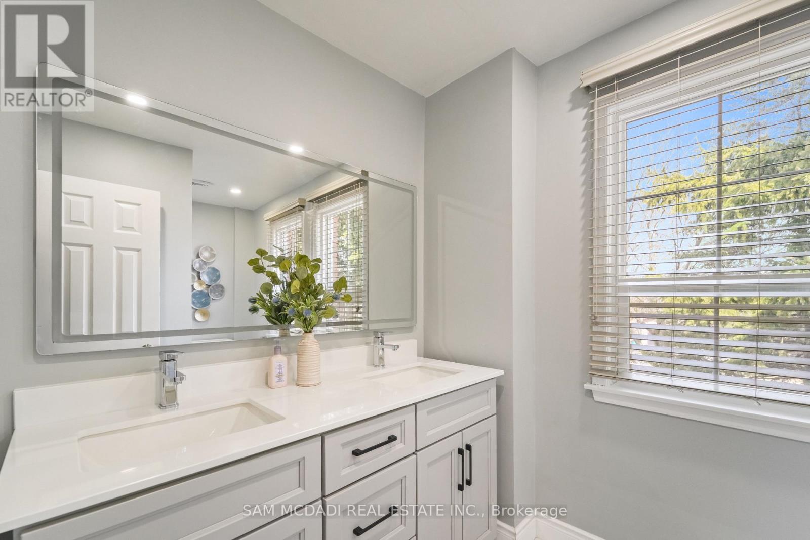 2032 Shannon Drive, Mississauga (Sheridan), Ontario  L5H 3W3 - Photo 33 - W12931838