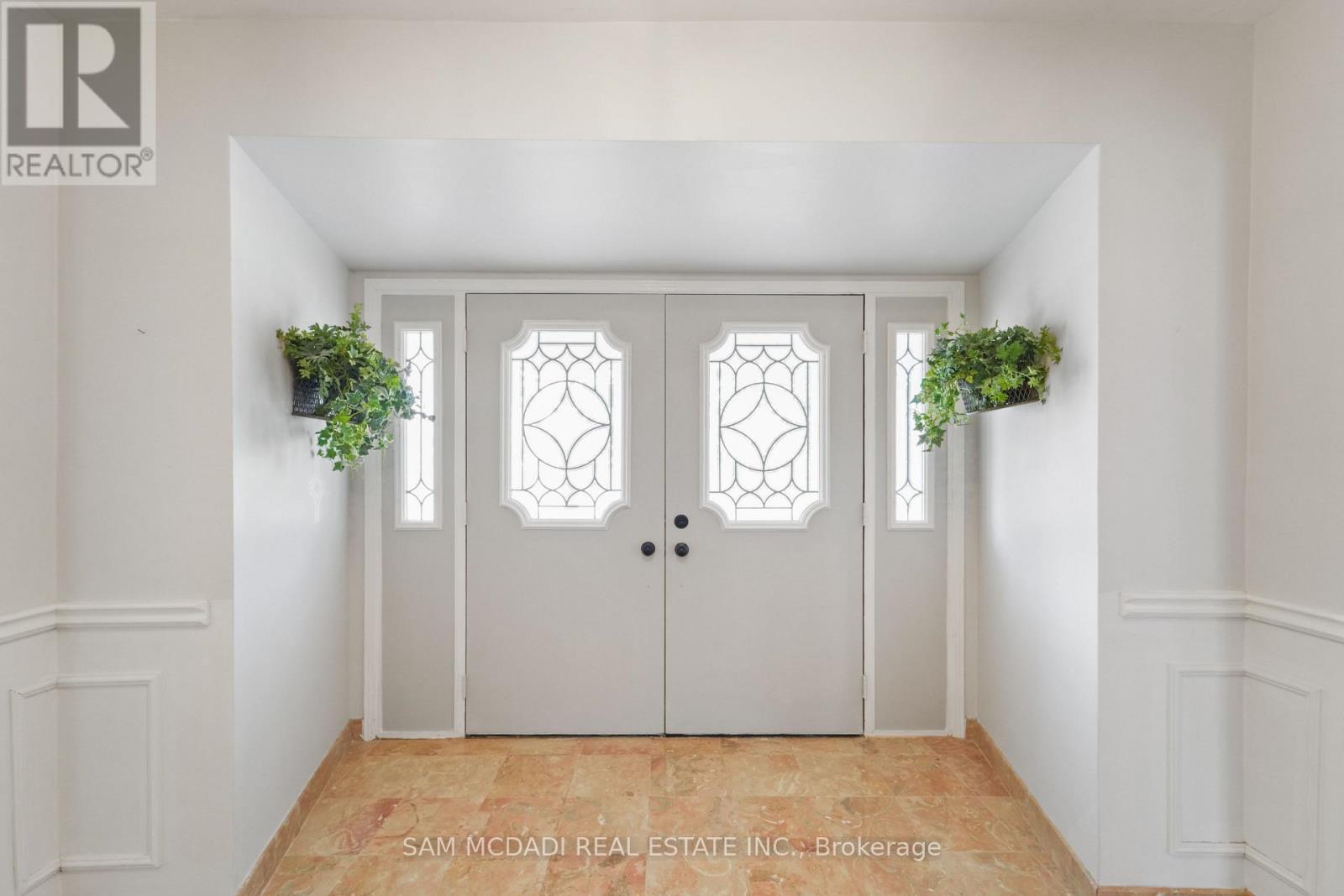 2032 Shannon Drive, Mississauga (Sheridan), Ontario  L5H 3W3 - Photo 4 - W12931838