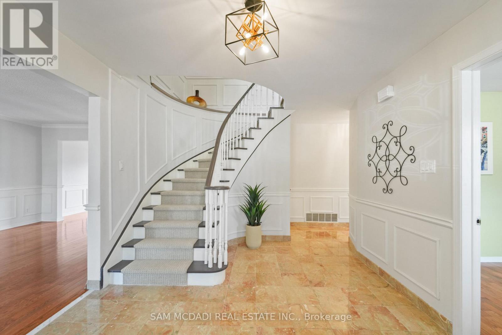 2032 Shannon Drive, Mississauga (Sheridan), Ontario  L5H 3W3 - Photo 5 - W12931838