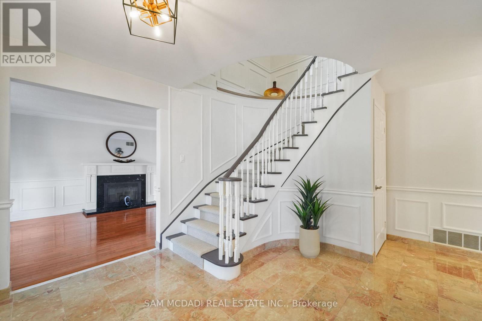 2032 Shannon Drive, Mississauga (Sheridan), Ontario  L5H 3W3 - Photo 6 - W12931838