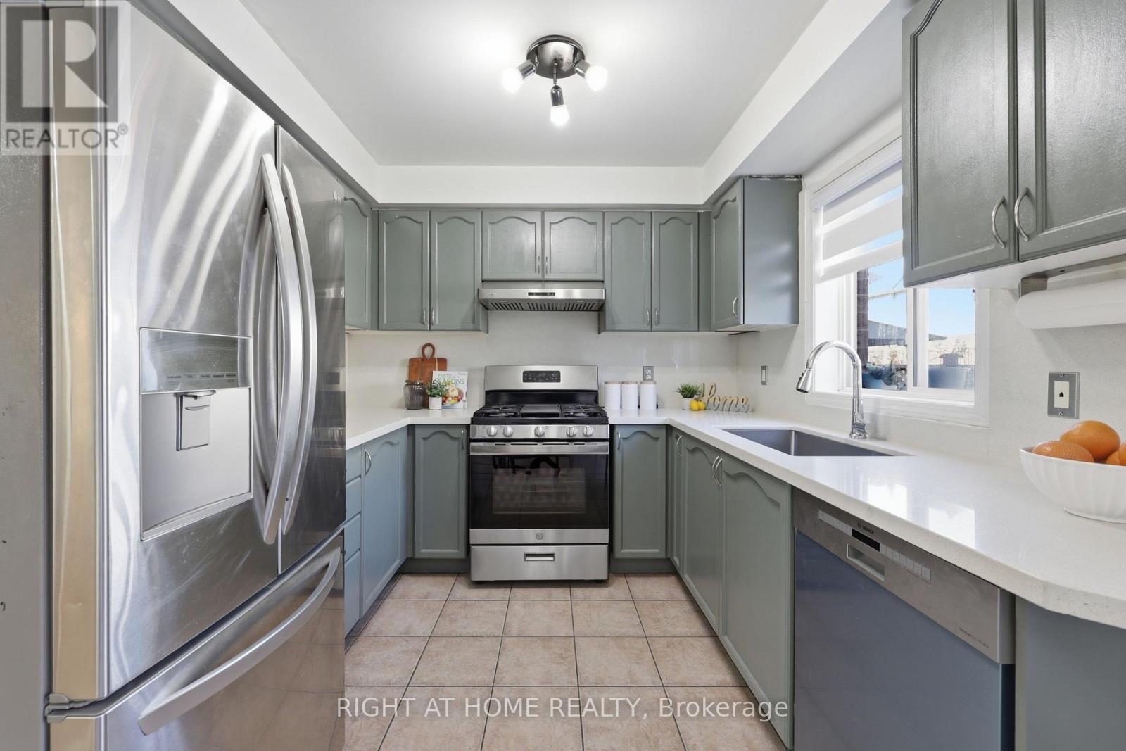 111 Gollins Drive, Milton (De Dempsey), Ontario  L9T 6J9 - Photo 11 - W12931858