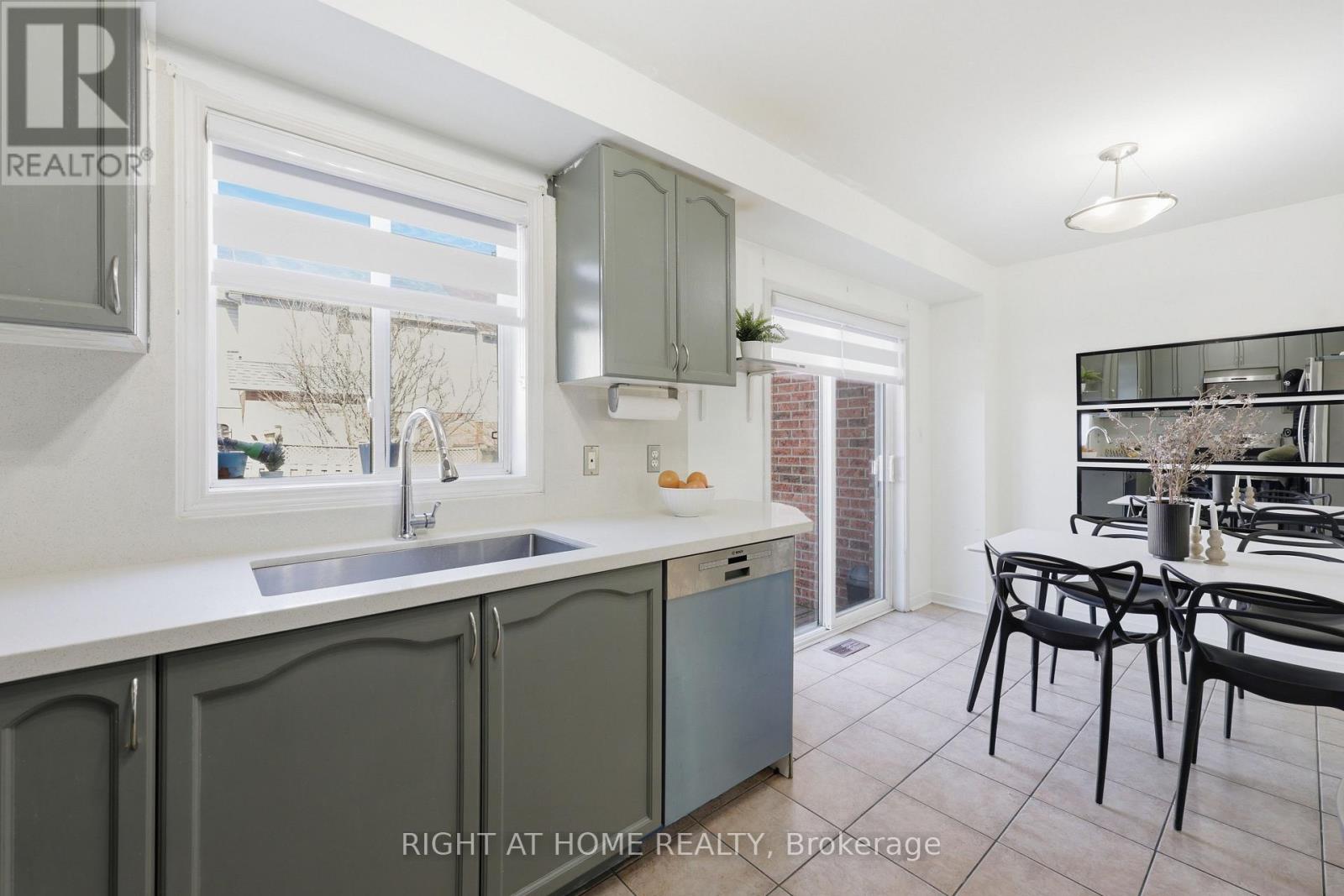 111 Gollins Drive, Milton (De Dempsey), Ontario  L9T 6J9 - Photo 12 - W12931858