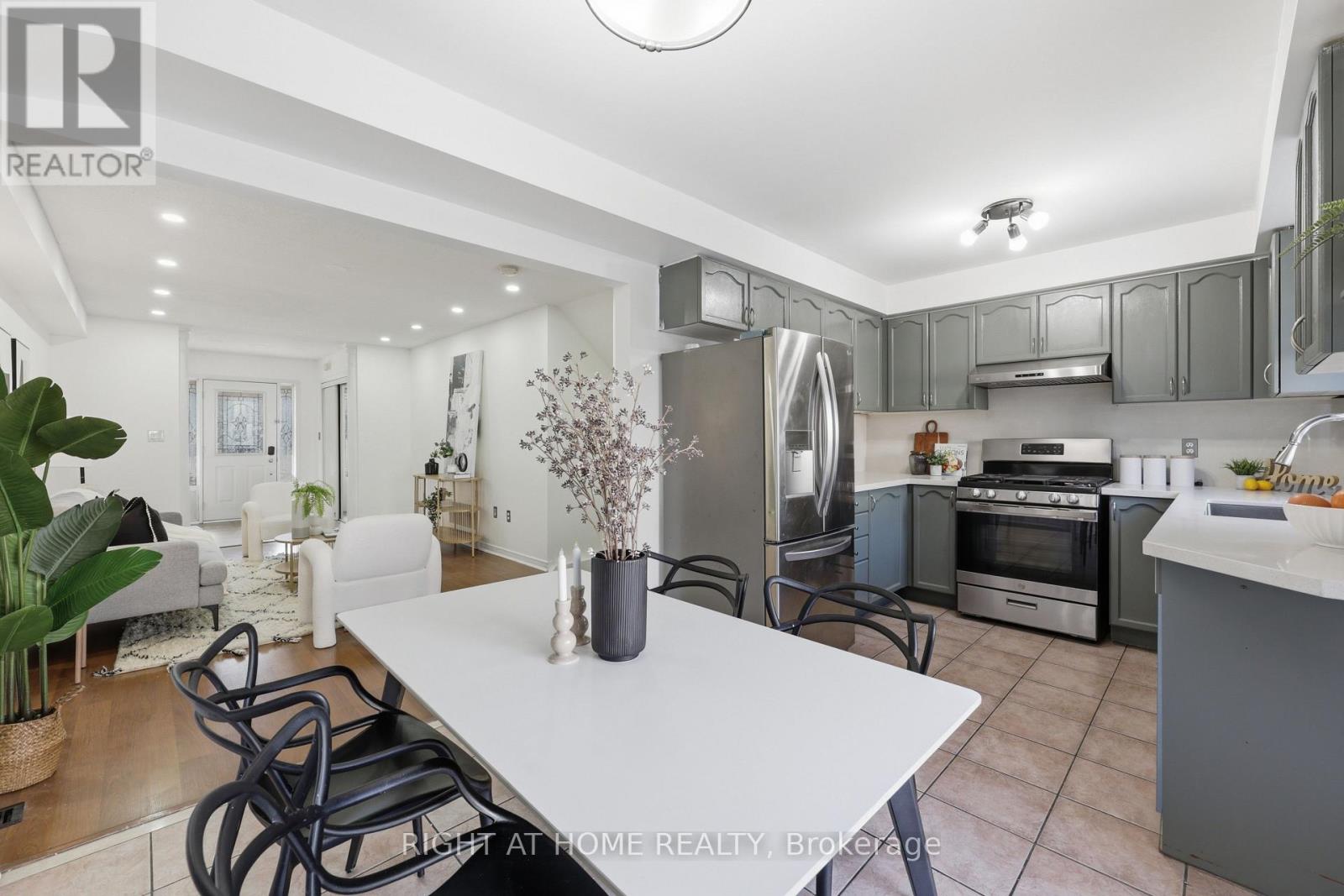 111 Gollins Drive, Milton (De Dempsey), Ontario  L9T 6J9 - Photo 13 - W12931858