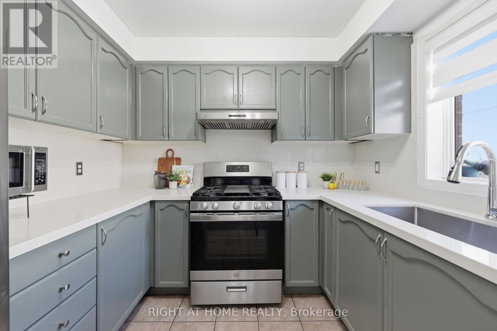 111 Gollins Drive, Milton (De Dempsey), Ontario  L9T 6J9 - Photo 14 - W12931858