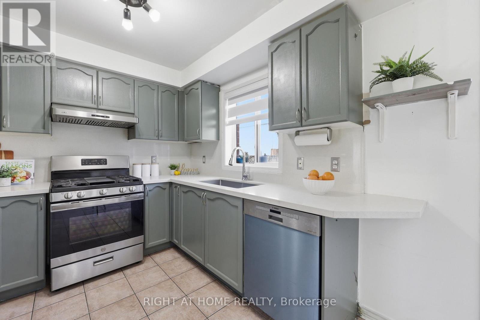 111 Gollins Drive, Milton (De Dempsey), Ontario  L9T 6J9 - Photo 18 - W12931858