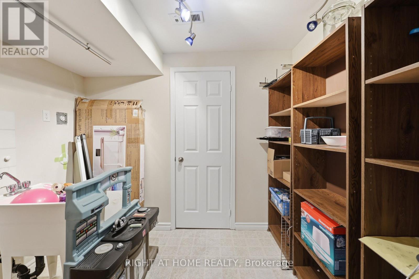 111 Gollins Drive, Milton (De Dempsey), Ontario  L9T 6J9 - Photo 33 - W12931858