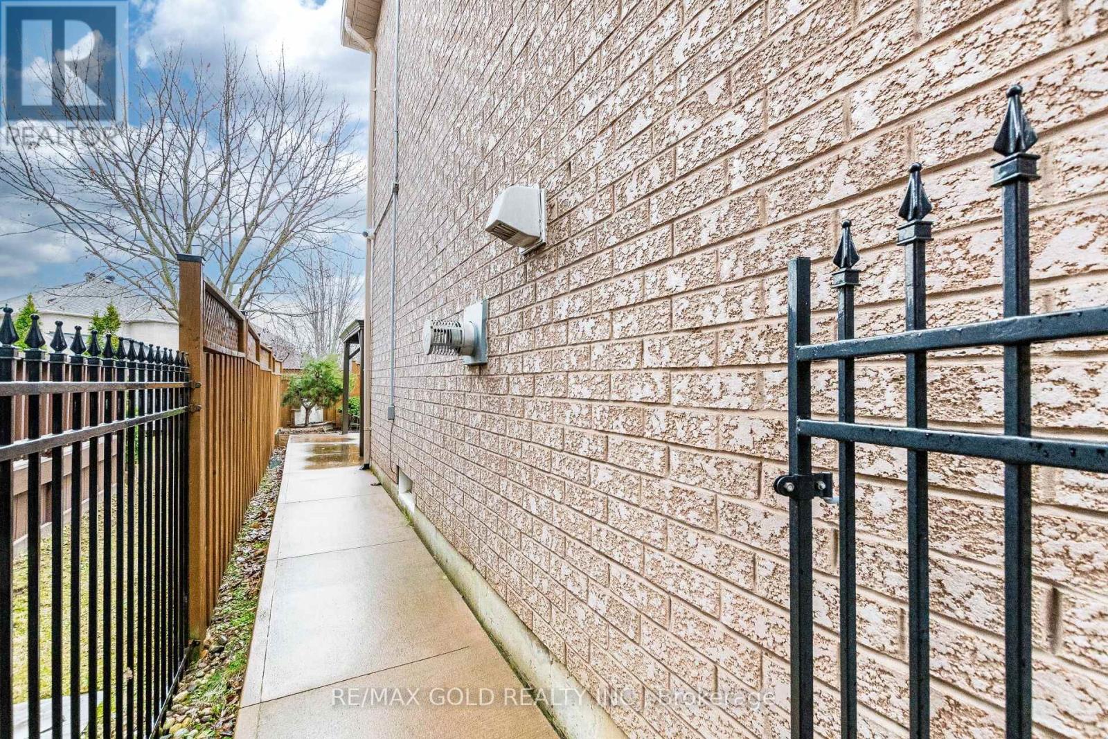 36 Ash Court, Brampton (Snelgrove), Ontario  L7A 1L5 - Photo 47 - W12931892