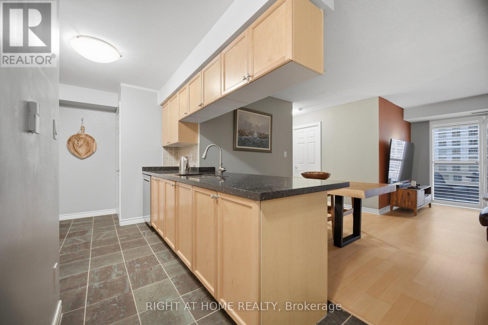 1418 - 3880 Duke Of York Boulevard, Mississauga (City Centre), Ontario  L5B 4M7 - Photo 10 - W12931904