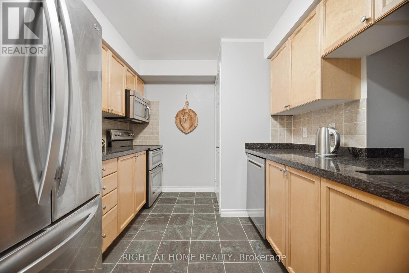 1418 - 3880 Duke Of York Boulevard, Mississauga (City Centre), Ontario  L5B 4M7 - Photo 11 - W12931904