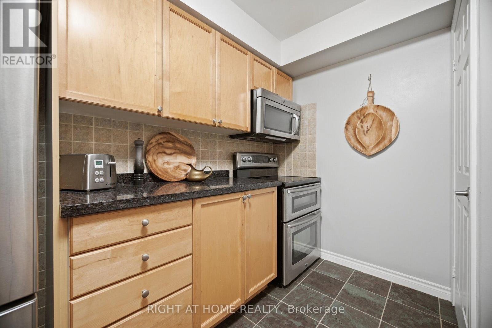 1418 - 3880 Duke Of York Boulevard, Mississauga (City Centre), Ontario  L5B 4M7 - Photo 12 - W12931904
