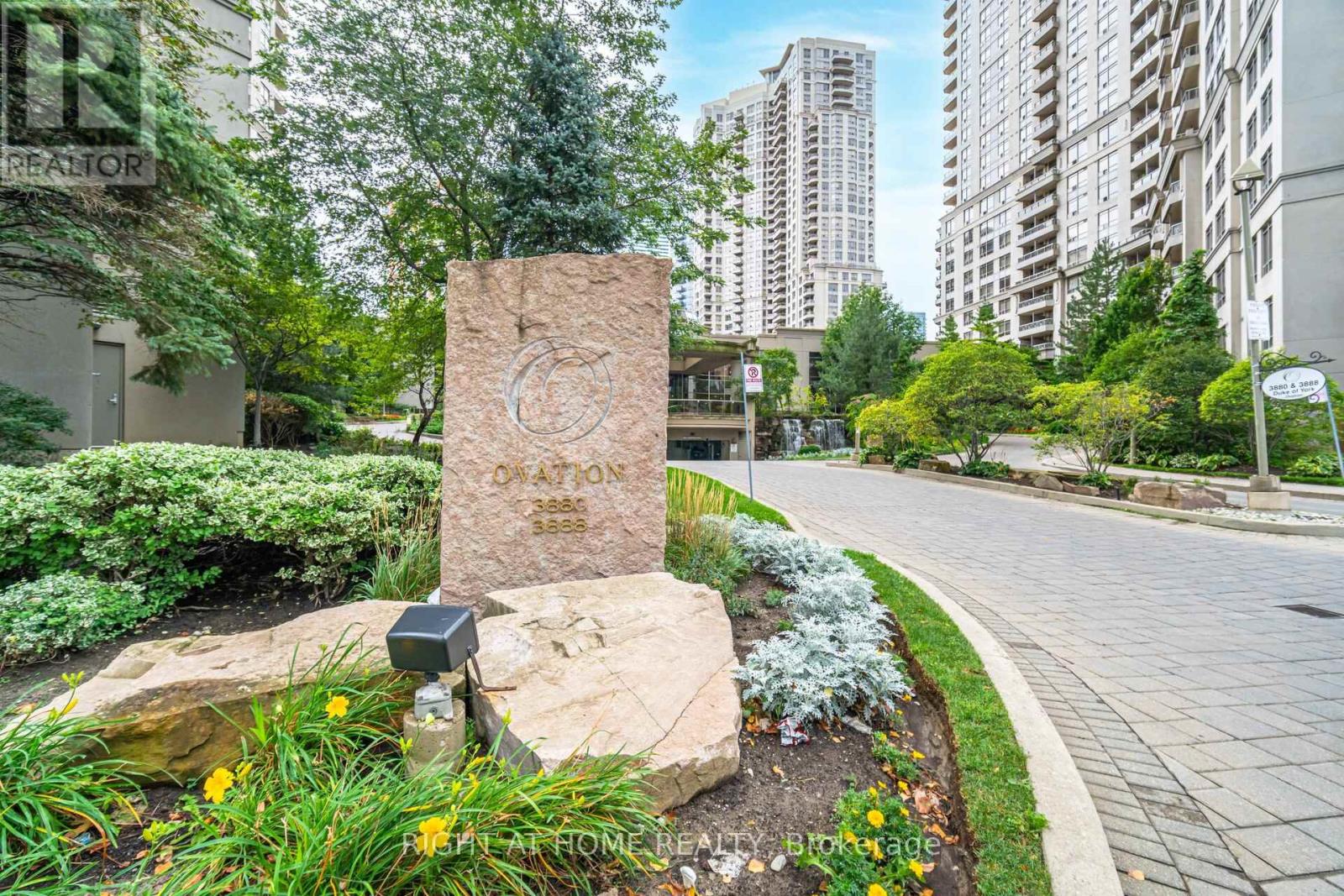 1418 - 3880 Duke Of York Boulevard, Mississauga (City Centre), Ontario  L5B 4M7 - Photo 3 - W12931904