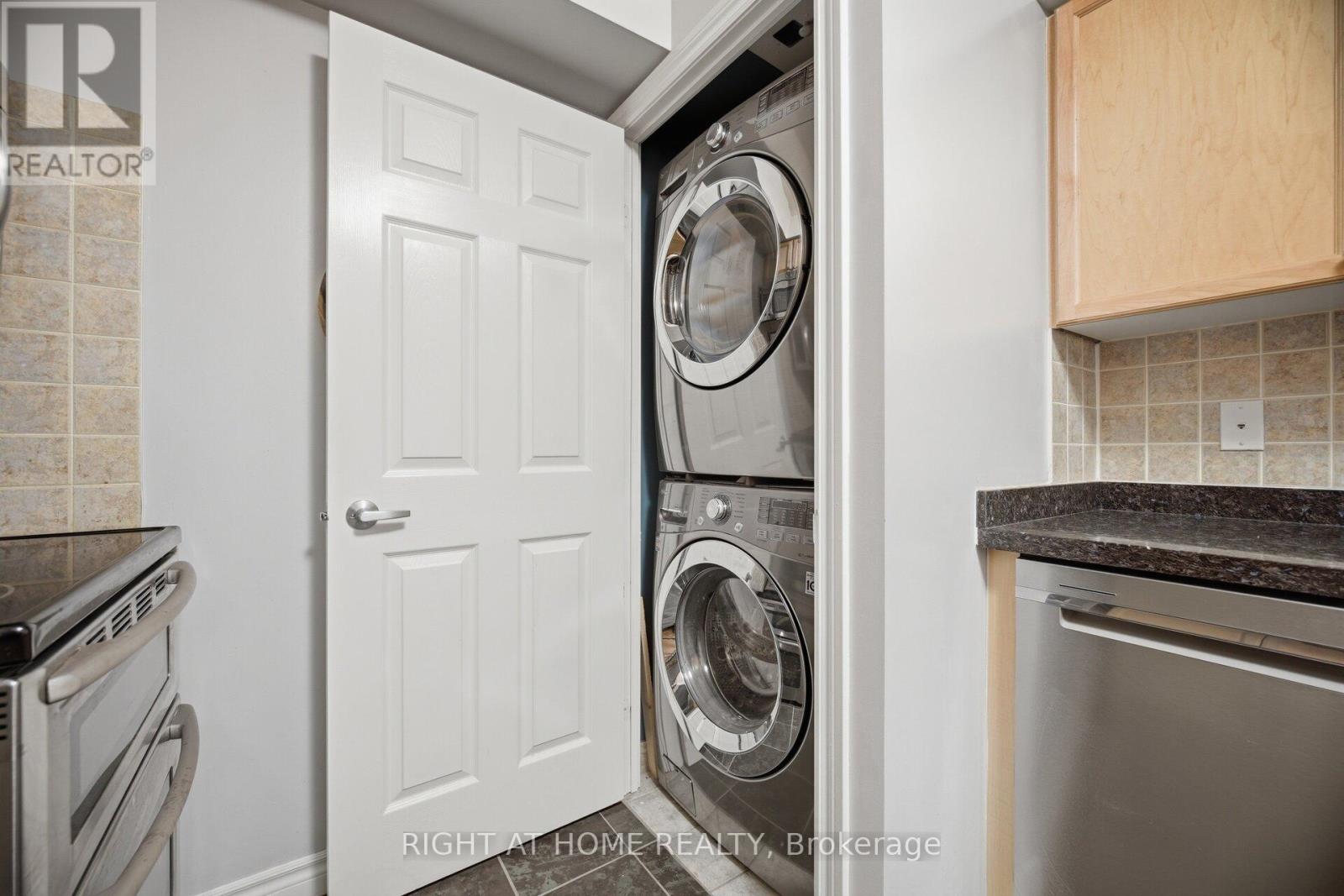 1418 - 3880 Duke Of York Boulevard, Mississauga (City Centre), Ontario  L5B 4M7 - Photo 31 - W12931904