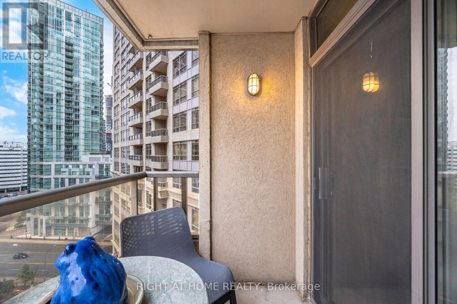 1418 - 3880 Duke Of York Boulevard, Mississauga (City Centre), Ontario  L5B 4M7 - Photo 33 - W12931904