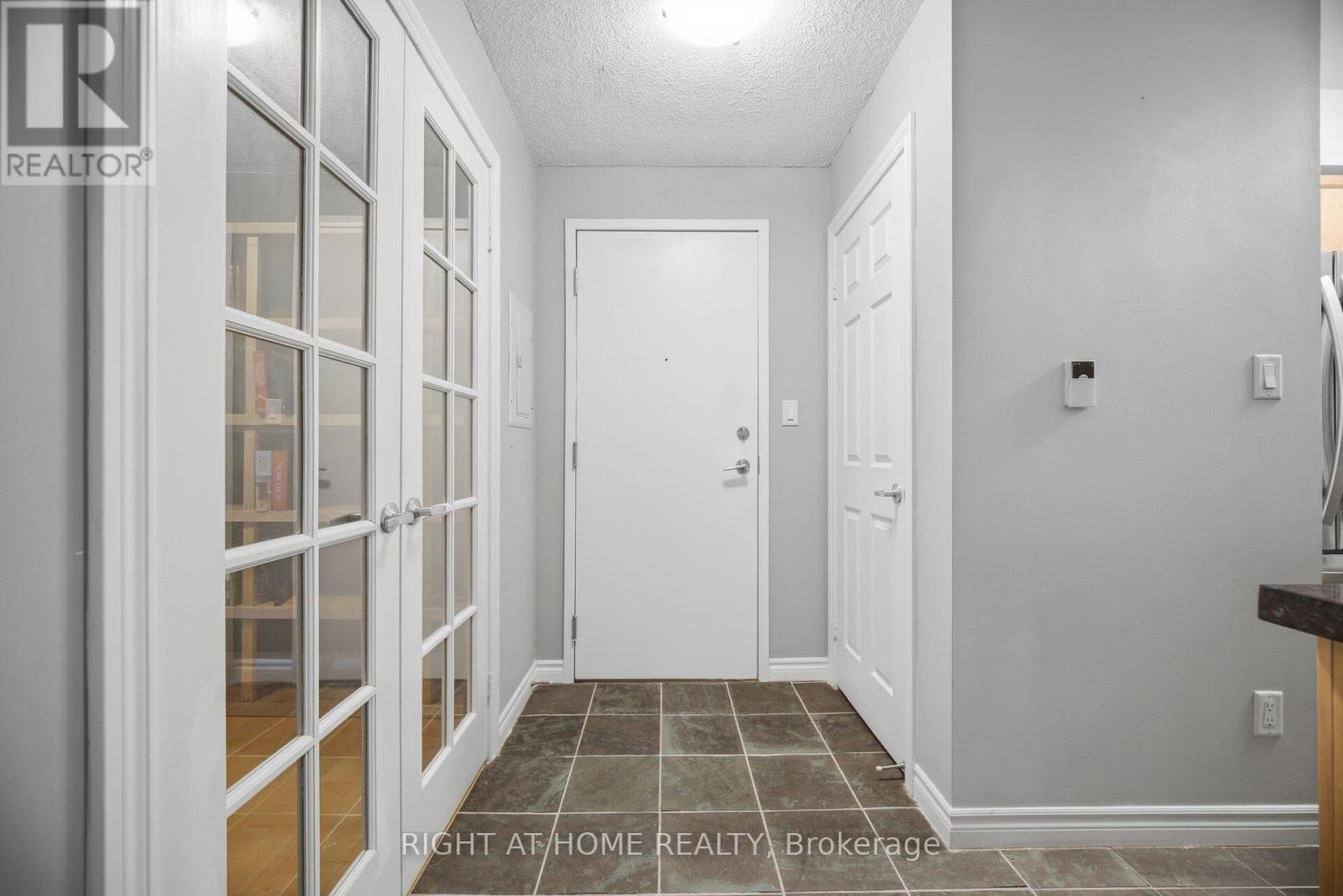 1418 - 3880 Duke Of York Boulevard, Mississauga (City Centre), Ontario  L5B 4M7 - Photo 7 - W12931904