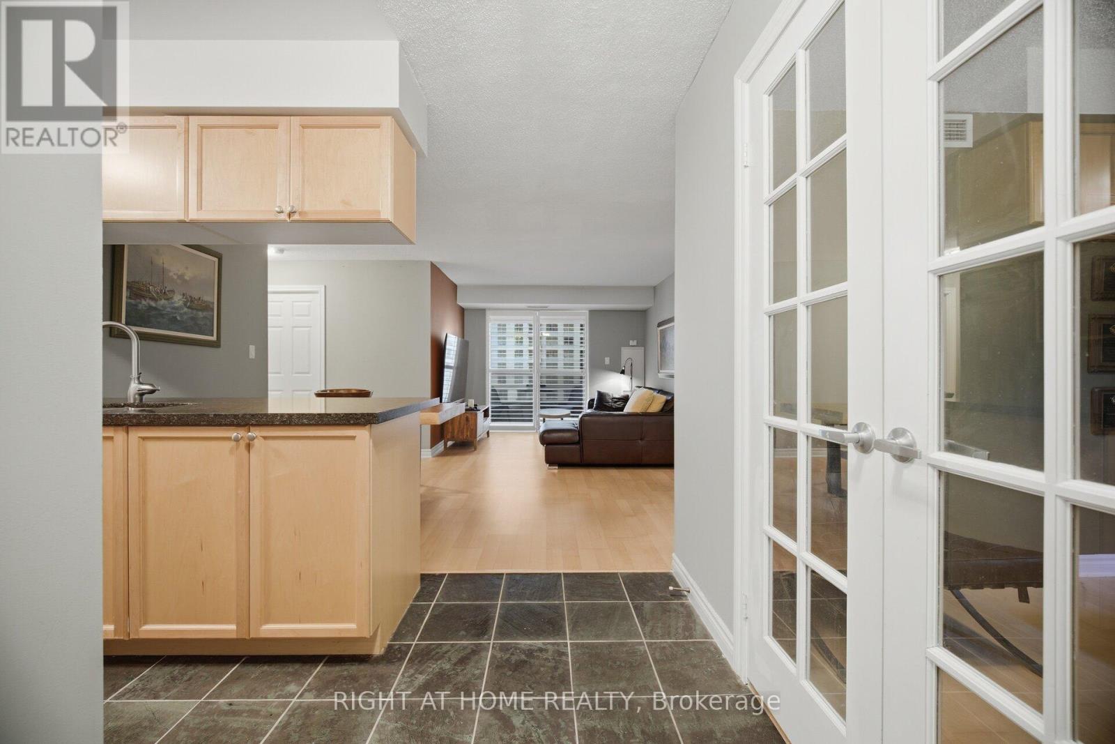 1418 - 3880 Duke Of York Boulevard, Mississauga (City Centre), Ontario  L5B 4M7 - Photo 8 - W12931904