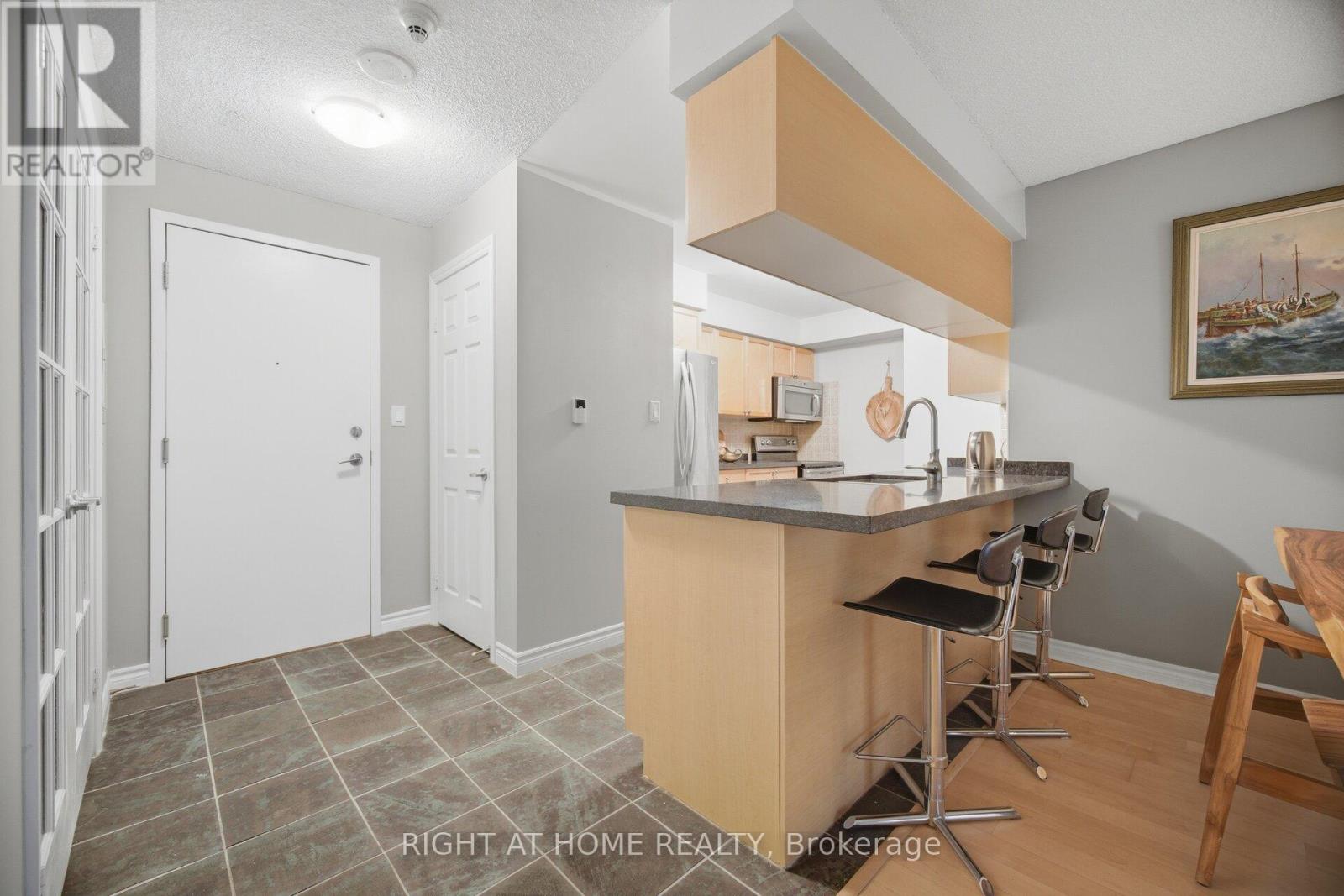 1418 - 3880 Duke Of York Boulevard, Mississauga (City Centre), Ontario  L5B 4M7 - Photo 9 - W12931904