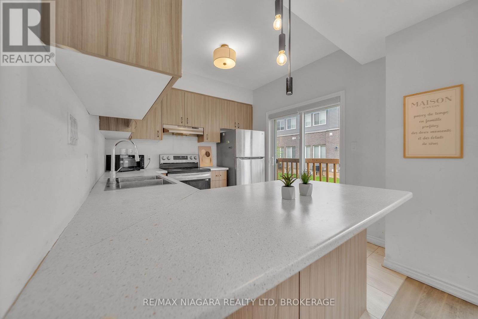 120 Renfrew Trail, Welland, Ontario  L3C 0K2 - Photo 5 - X12931956