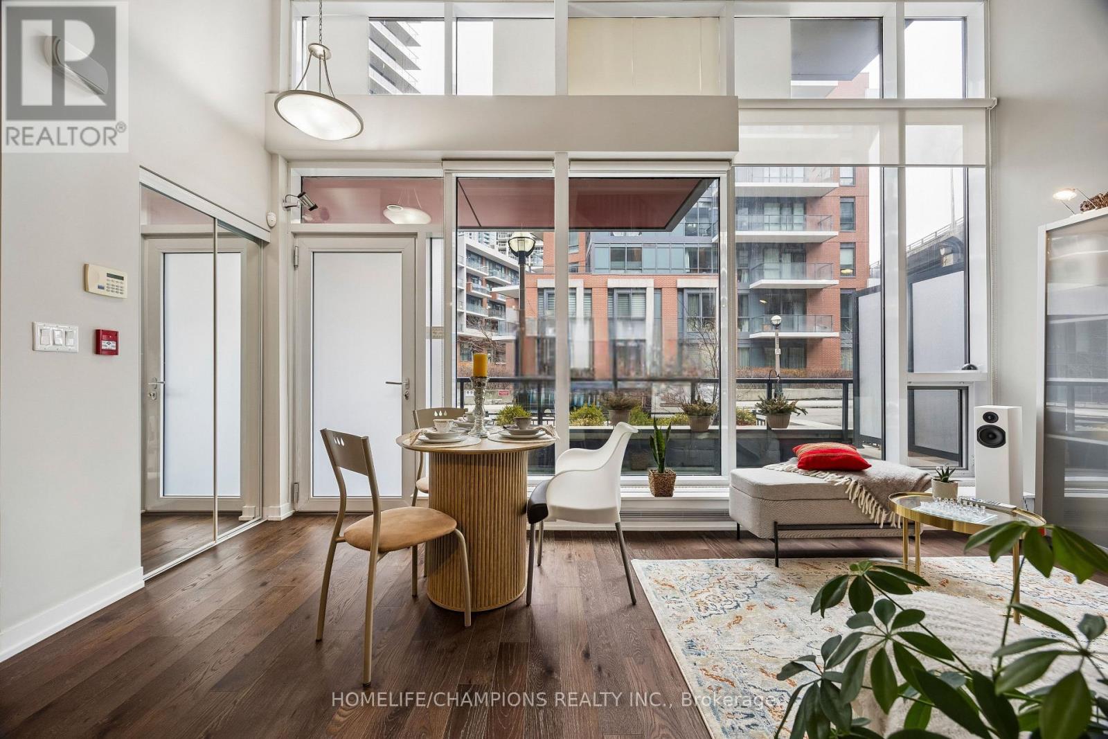 Th10 - 20 Bruyeres Mews, Toronto, Ontario M5V 0G8 - Photo 5 - C12928488