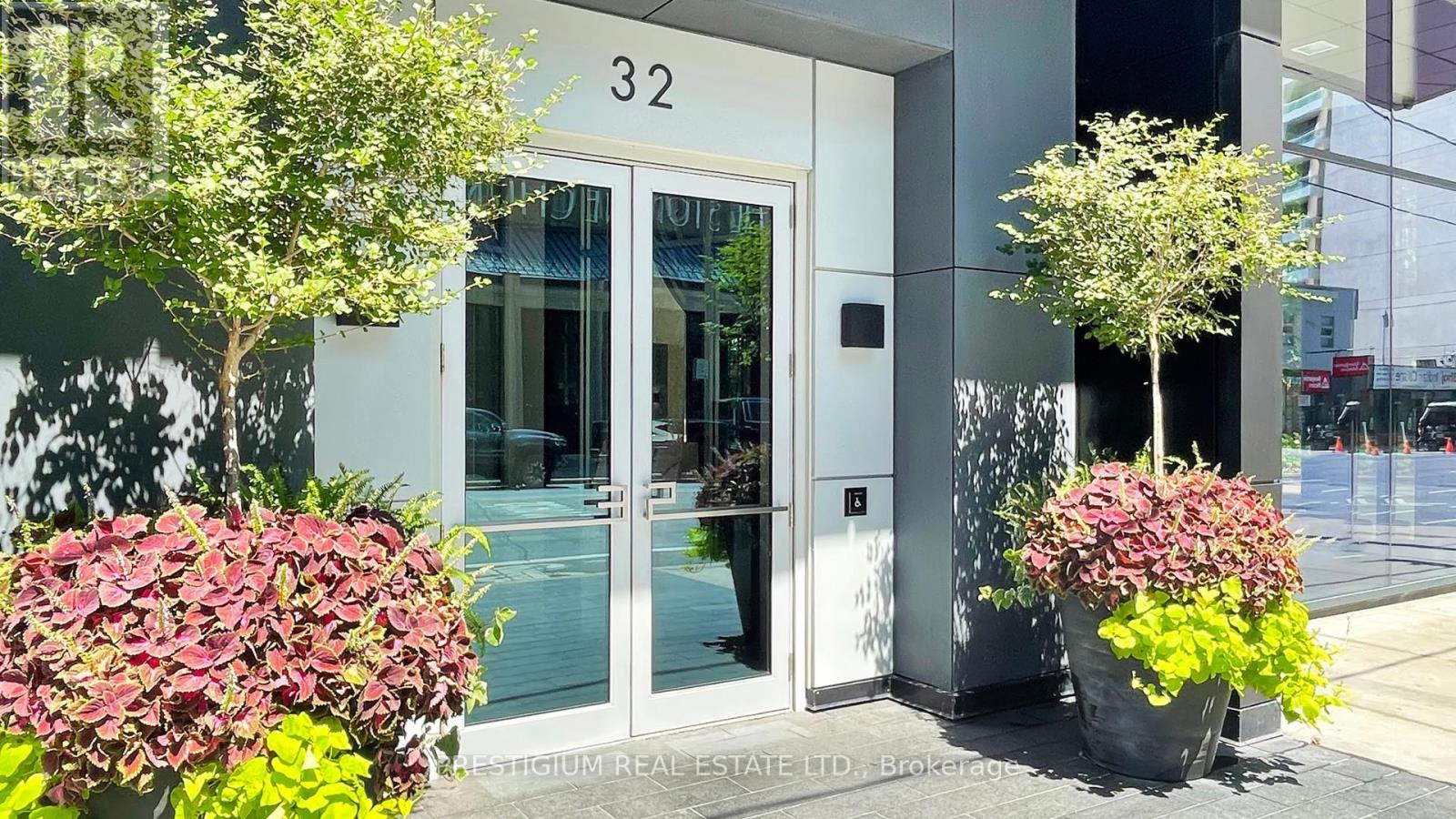 2405 - 32 Davenport Road, Toronto, Ontario  M5R 0B5 - Photo 4 - C12932016