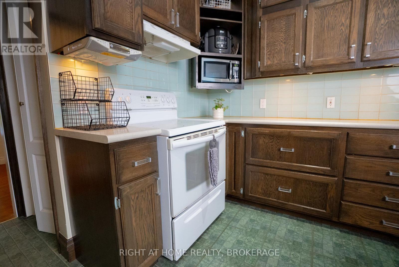 88 Chaplin Avenue, St. Catharines (Downtown), Ontario L2R 2E7 - Photo 11 - X12932092