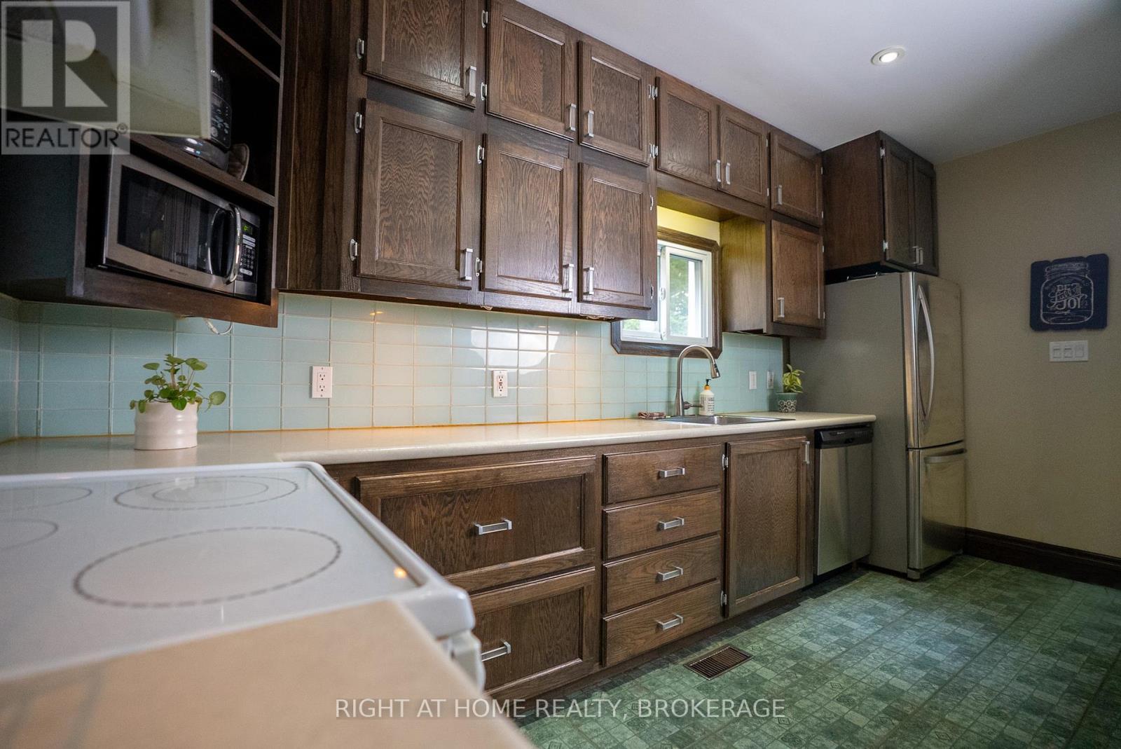 88 Chaplin Avenue, St. Catharines (Downtown), Ontario L2R 2E7 - Photo 13 - X12932092