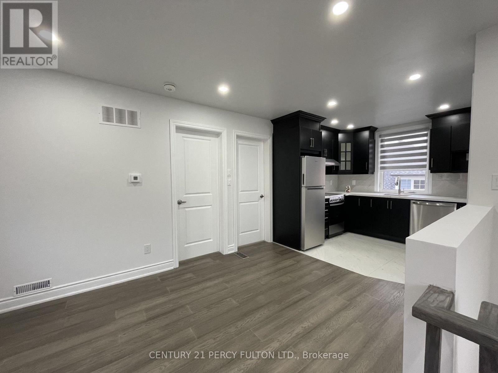 Coach - 530 Country Glen, Markham (Cornell), Ontario  L6B 1H4 - Photo 3 - N12932014