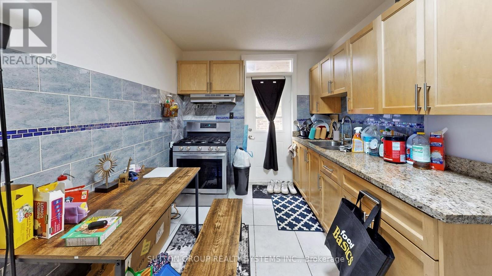 337 Perth Avenue, Toronto, Ontario  M6P 3X9 - Photo 4 - W12932042