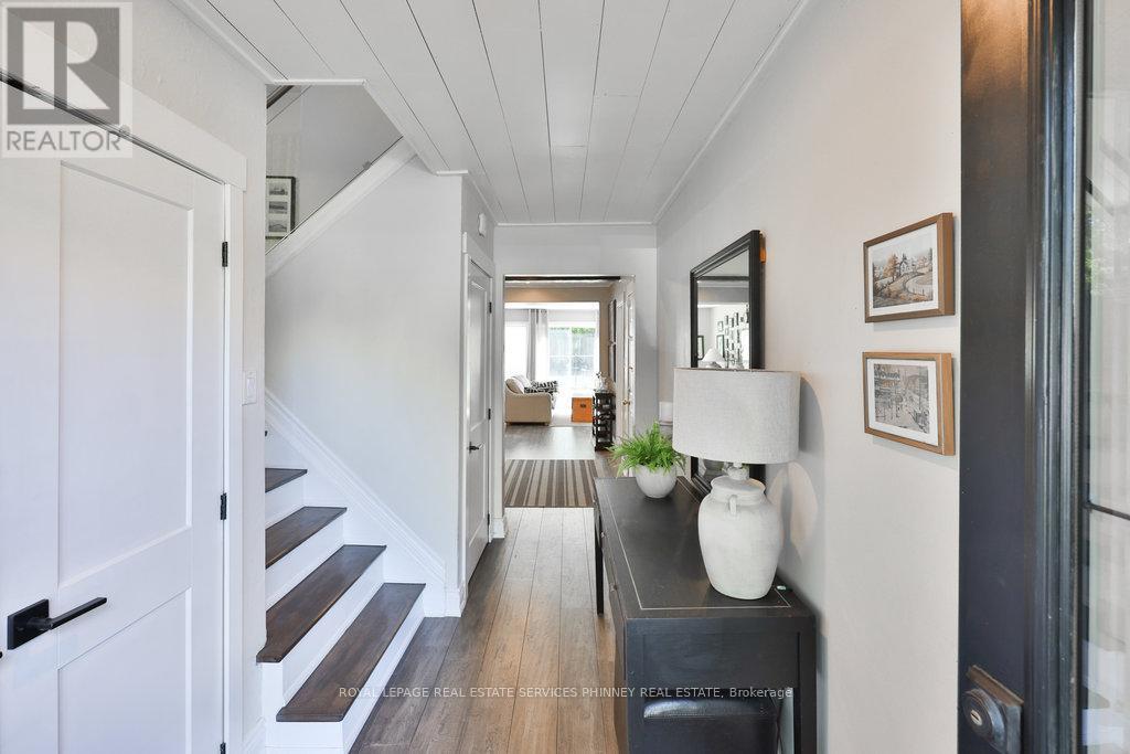 1404 Lewisham Drive, Mississauga, Ontario  L5J 3R3 - Photo 4 - W12932098