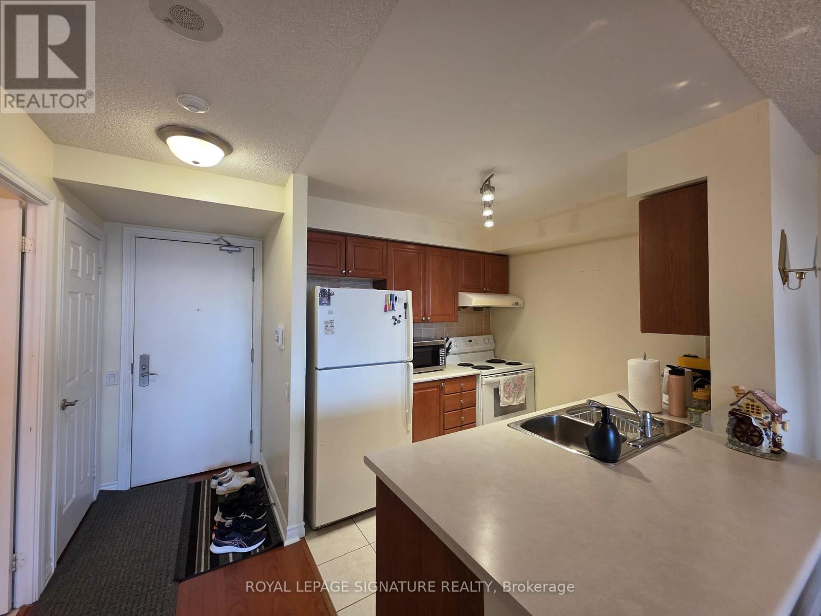 504 - 61 Town Centre Court, Toronto (Bendale), Ontario  M1P 5C5 - Photo 6 - E12915360