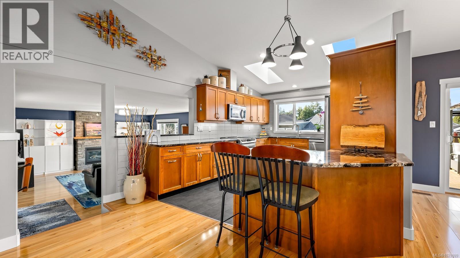 560 Spitfire Dr, Comox, British Columbia  V9M 0A6 - Photo 8 - 1029999