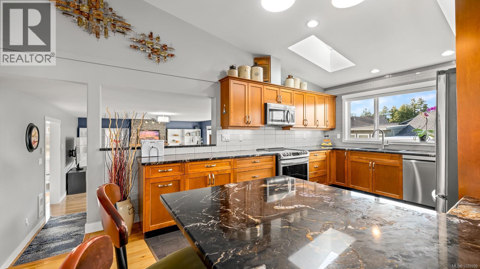 560 Spitfire Dr, Comox, British Columbia  V9M 0A6 - Photo 6 - 1029999