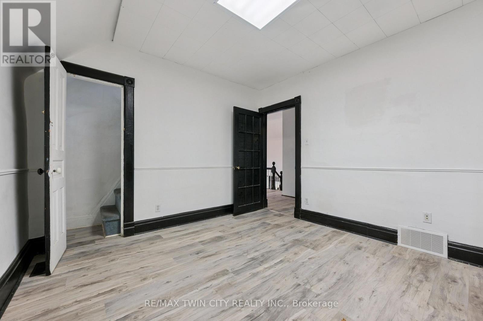 496 King Street E, Kitchener, Ontario N2G 2L6 - Photo 11 - X12932120