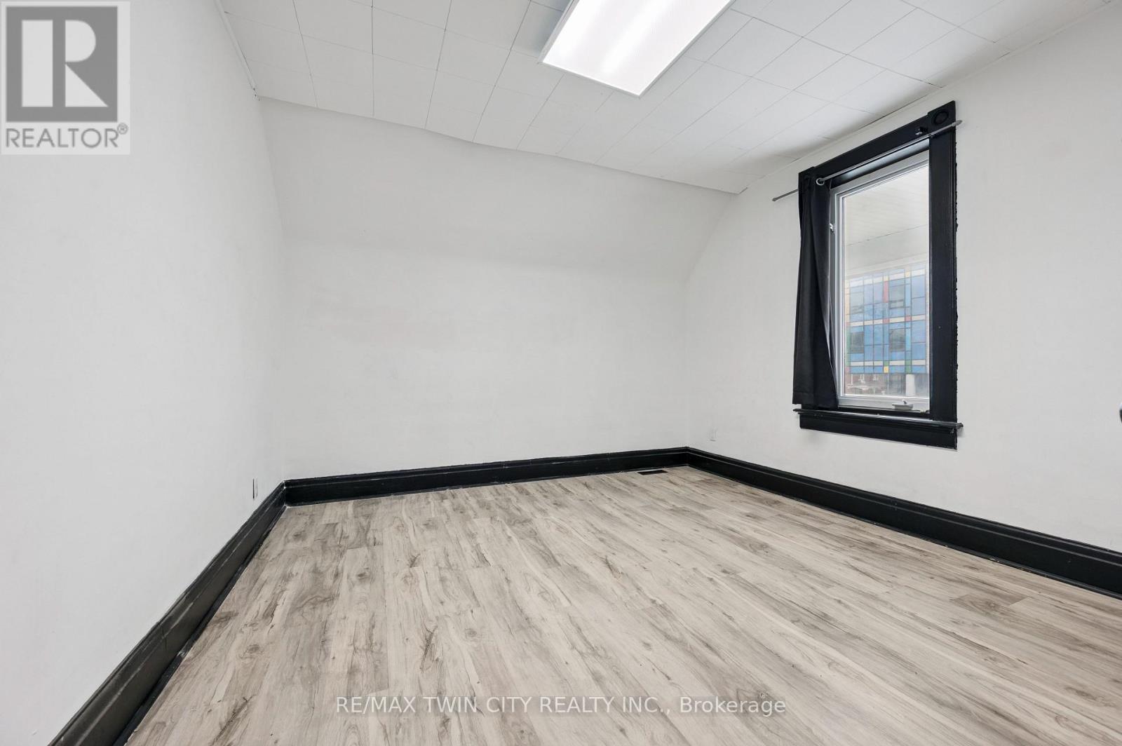 496 King Street E, Kitchener, Ontario N2G 2L6 - Photo 12 - X12932120