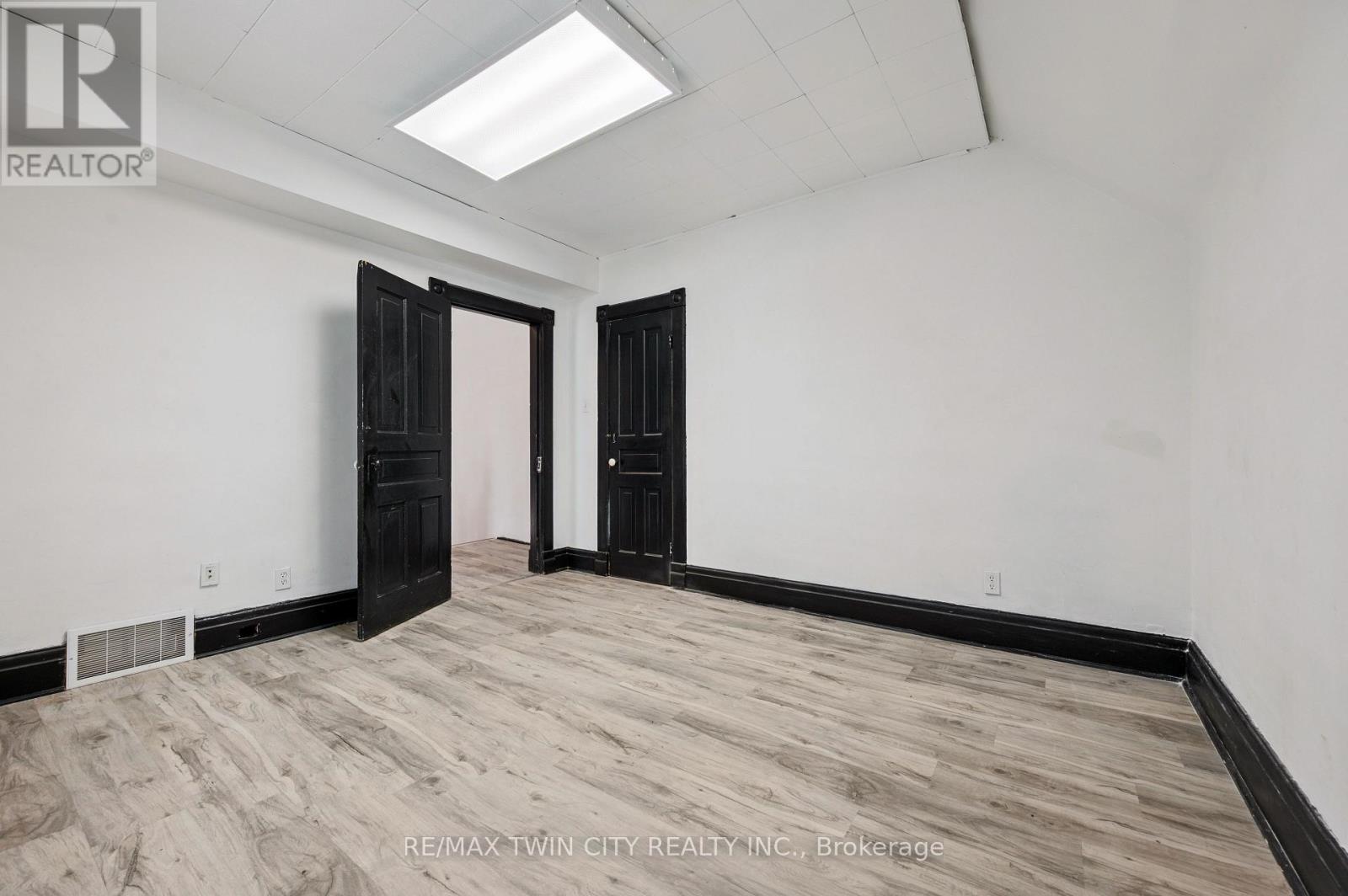 496 King Street E, Kitchener, Ontario N2G 2L6 - Photo 13 - X12932120