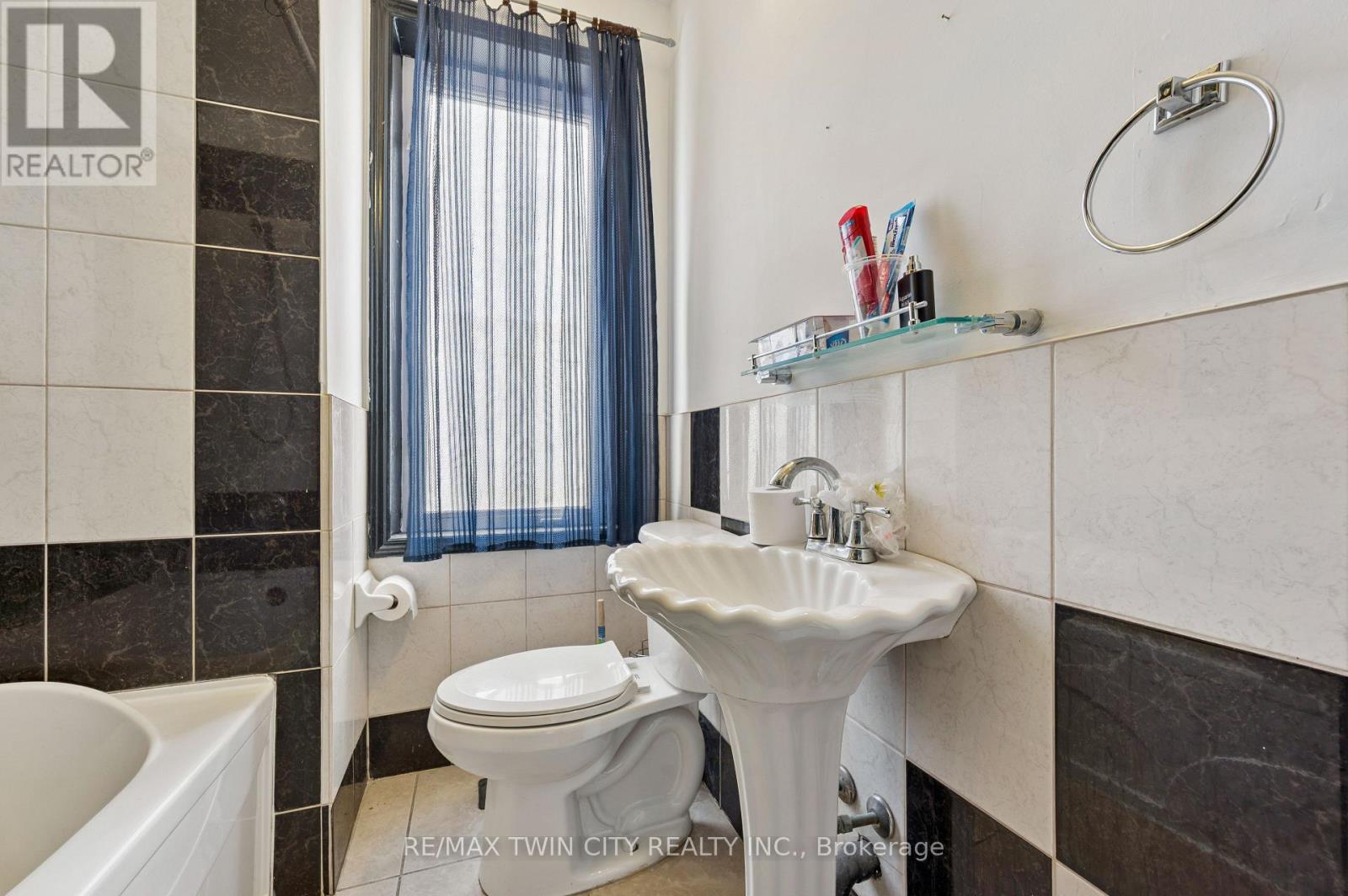 496 King Street E, Kitchener, Ontario N2G 2L6 - Photo 16 - X12932120