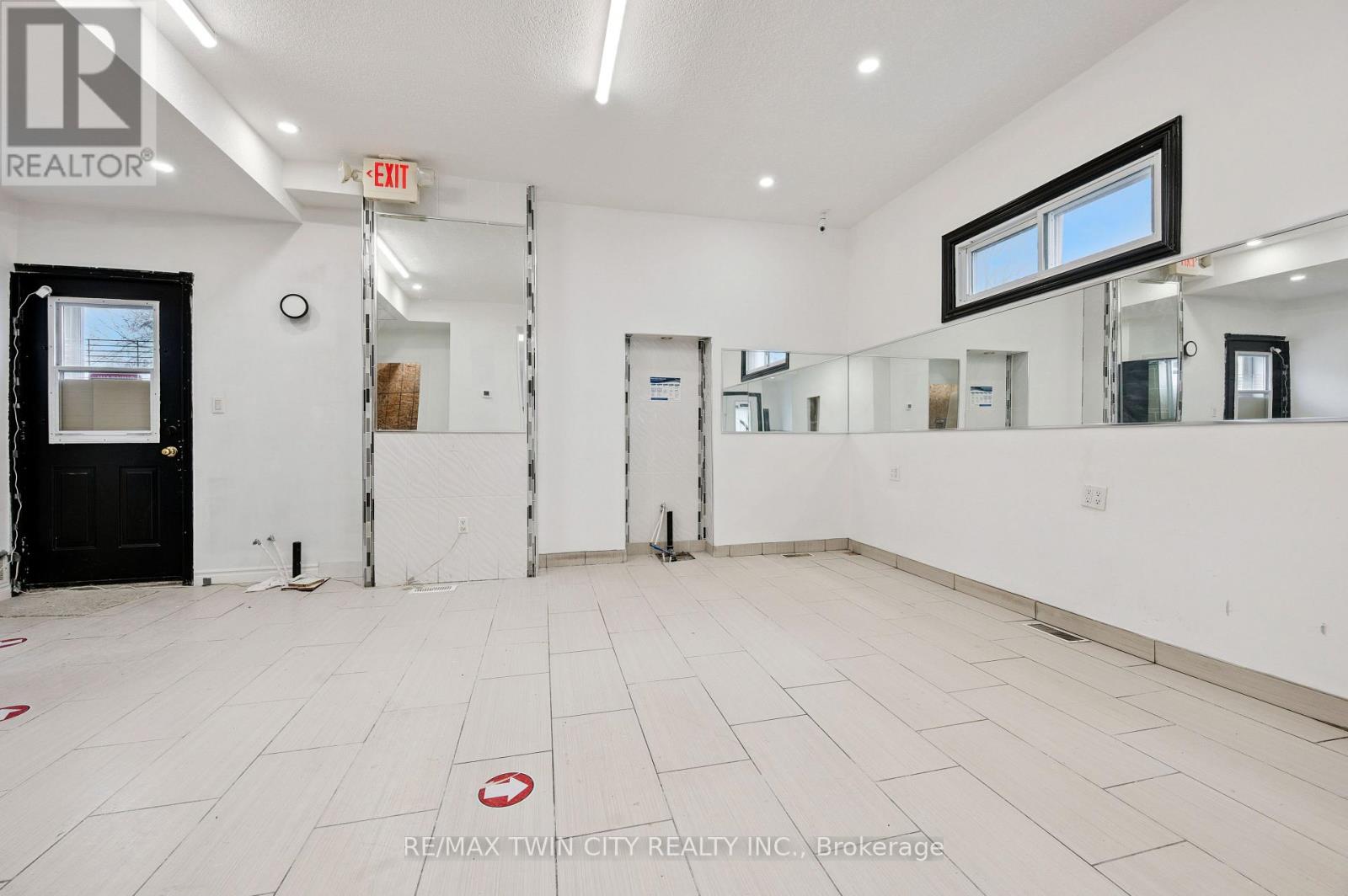 496 King Street E, Kitchener, Ontario N2G 2L6 - Photo 5 - X12932120